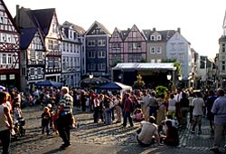 Der Platz f&uuml;llt sich w&auml;hrend des 1. Sets