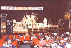 1983 Festival mit bunt zusammengew&uuml;rfelter PA
